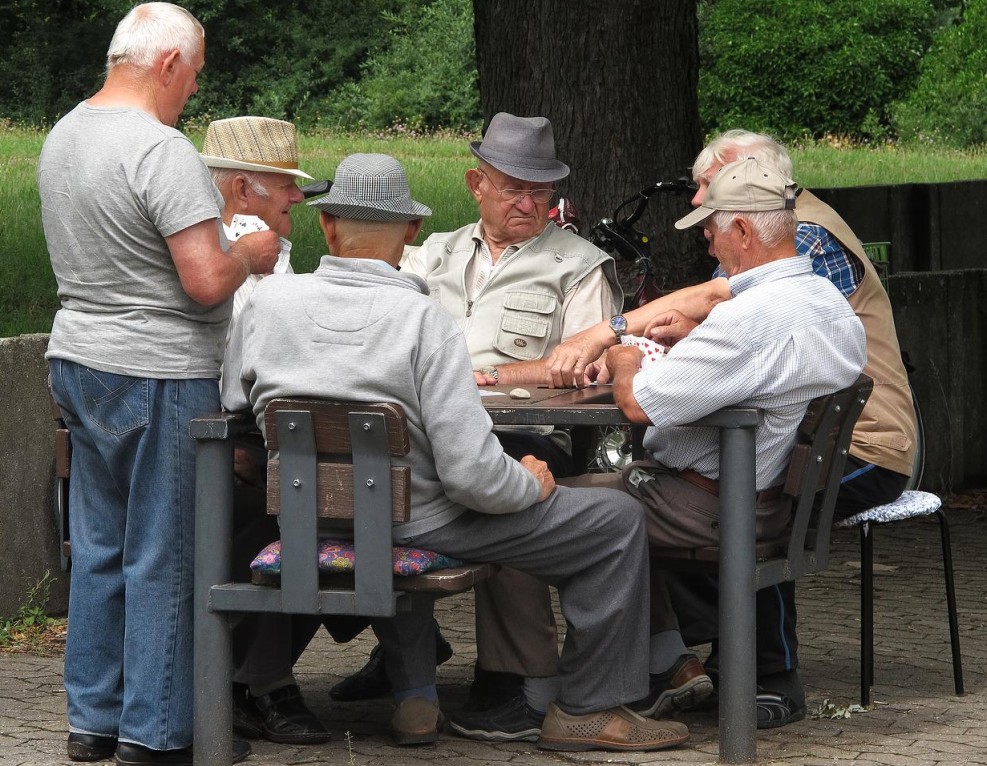 äldre spelar kort